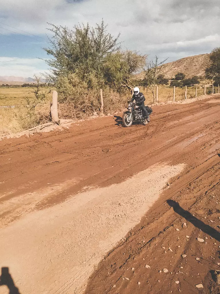 Une piste emprunté par le Dakar, un passage un peu gras, sans problème pour nos Royal Enfield