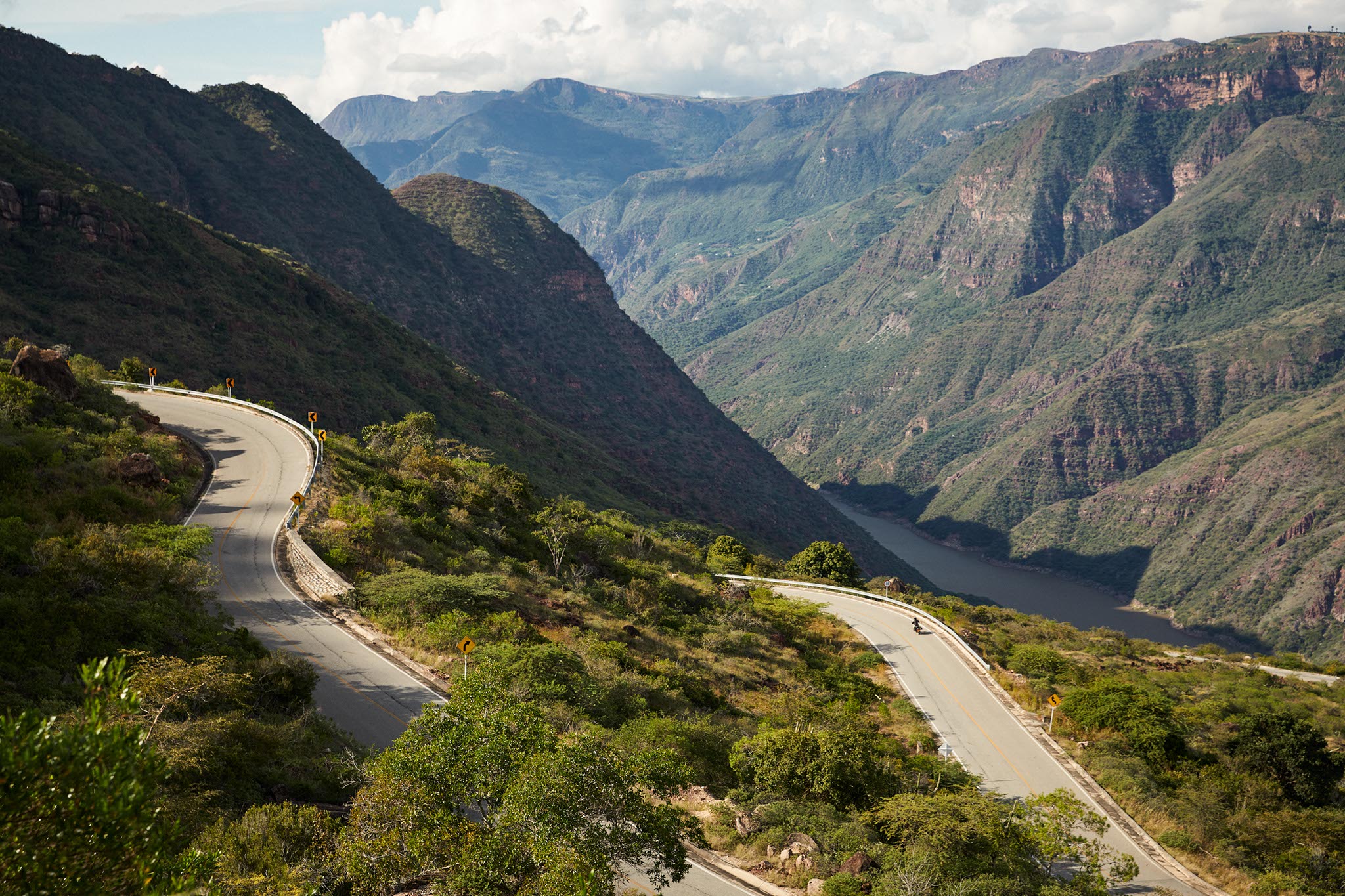 Route sinueuse dans les entrailles du canyon Chicamocha