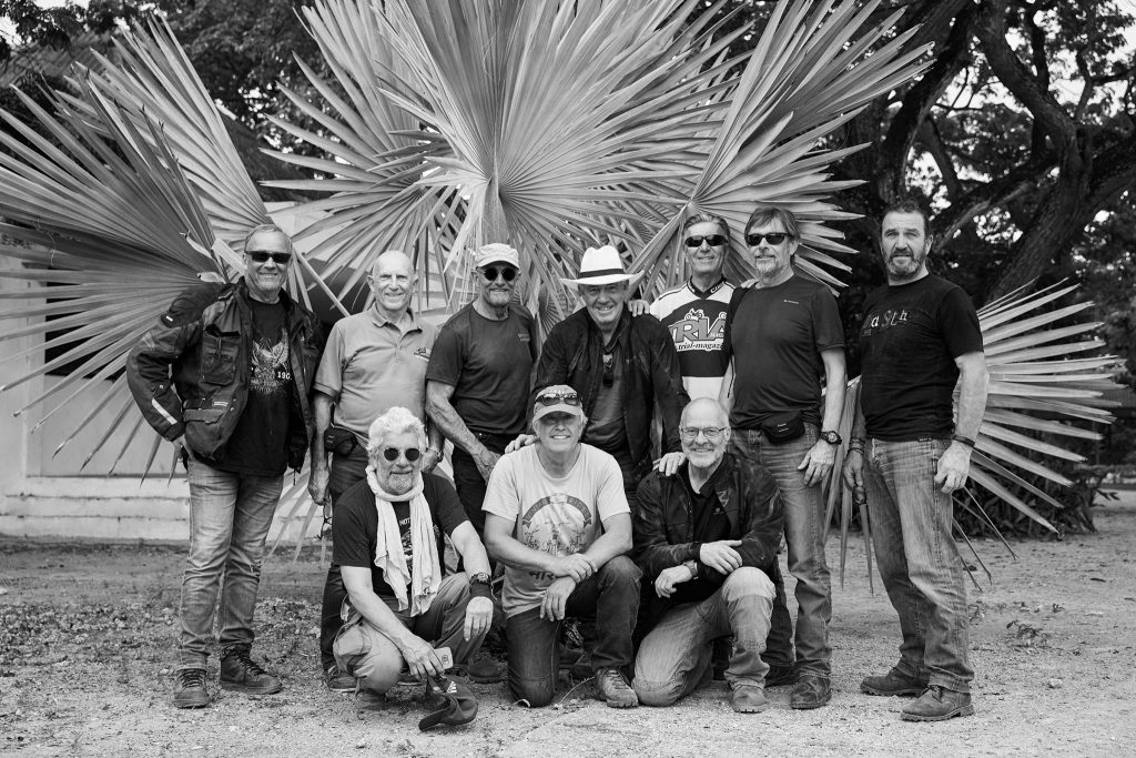 La bande de motards heureux en Colombie