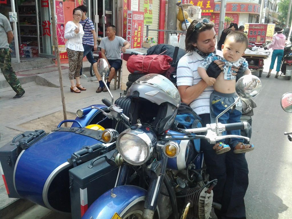 Le road trip en side-car d'Yves et Cira