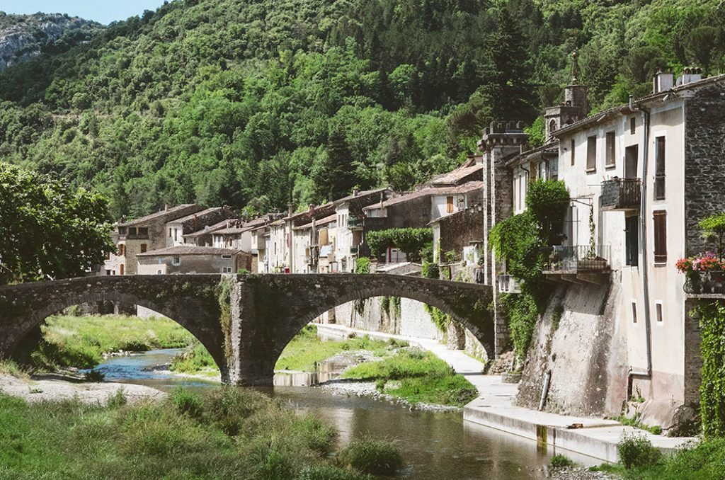 Road trip moto Village medieval en Occitanie
